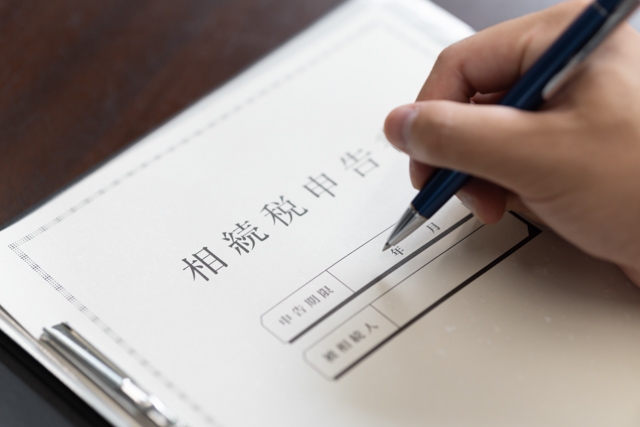 就職活動の履歴書を記入中