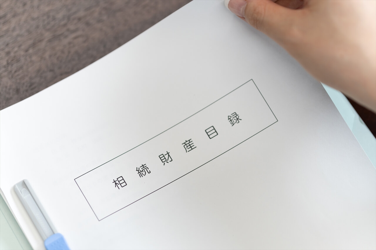 机上の用紙に記された重要情報