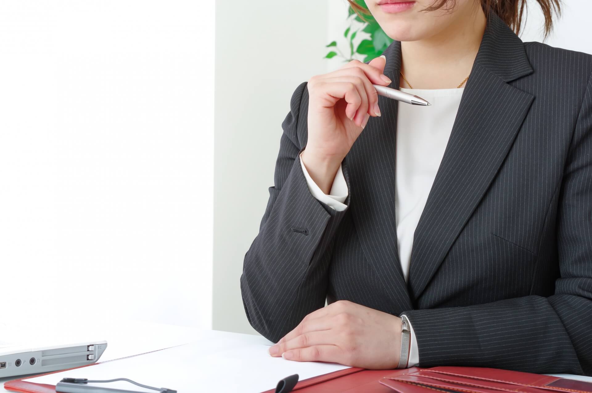 思案する女性経営者の横顔